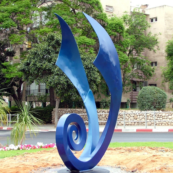 פסל של ישראל פרימו בכיכר בבת ים